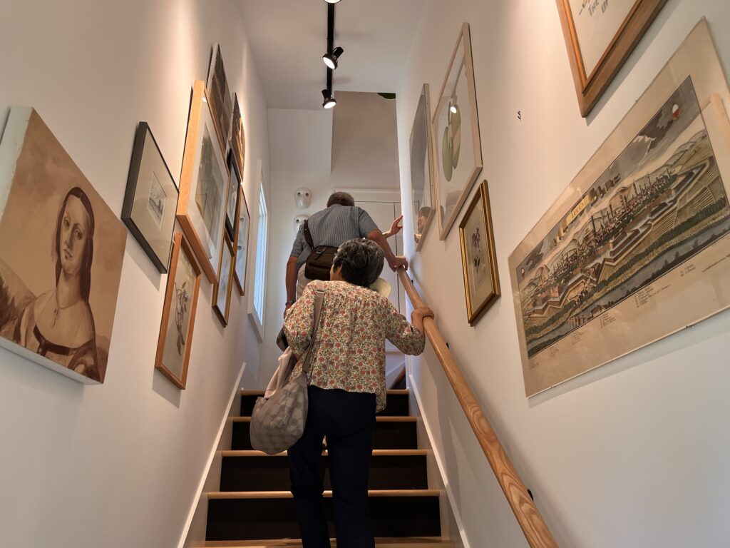 2階はオフィスになっていて階段を上る途中には素敵な絵画が素敵なフレームと共に美しく飾られていました。